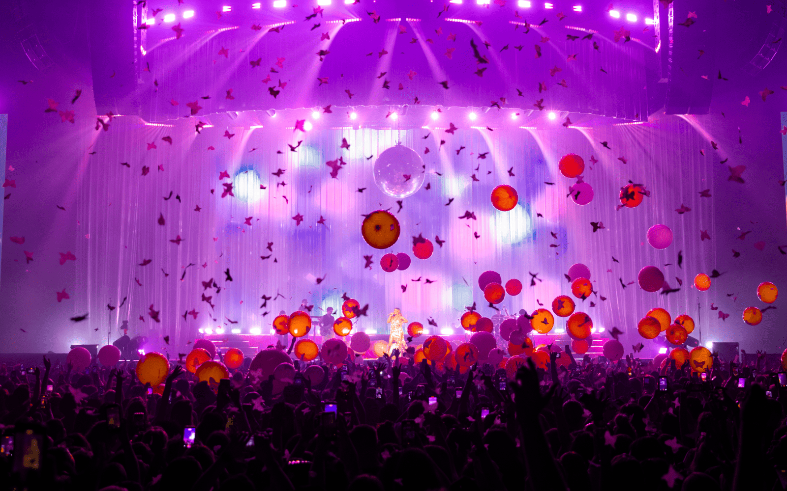 Hilary Duff performing in the OVO Hydro with balloons and confetti falling onto audience