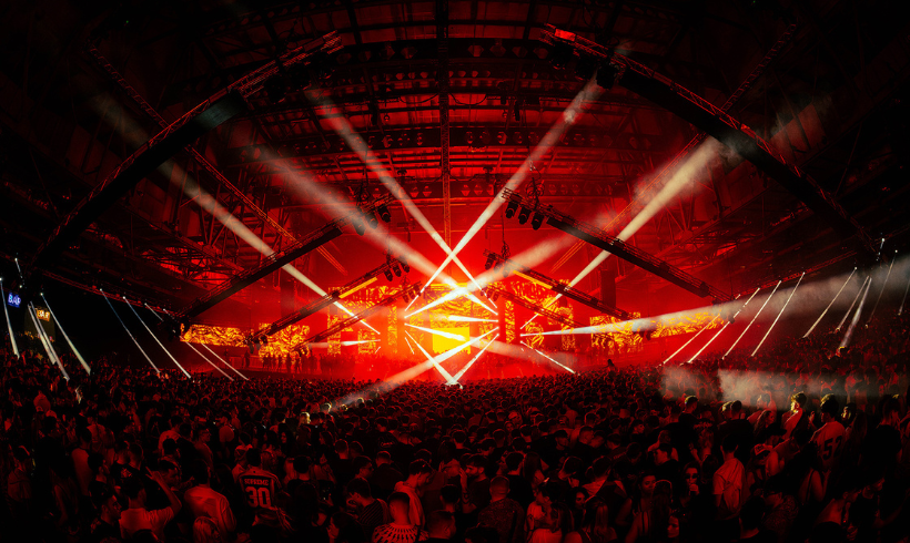 image of hall 4 during a concert with red flashing lights